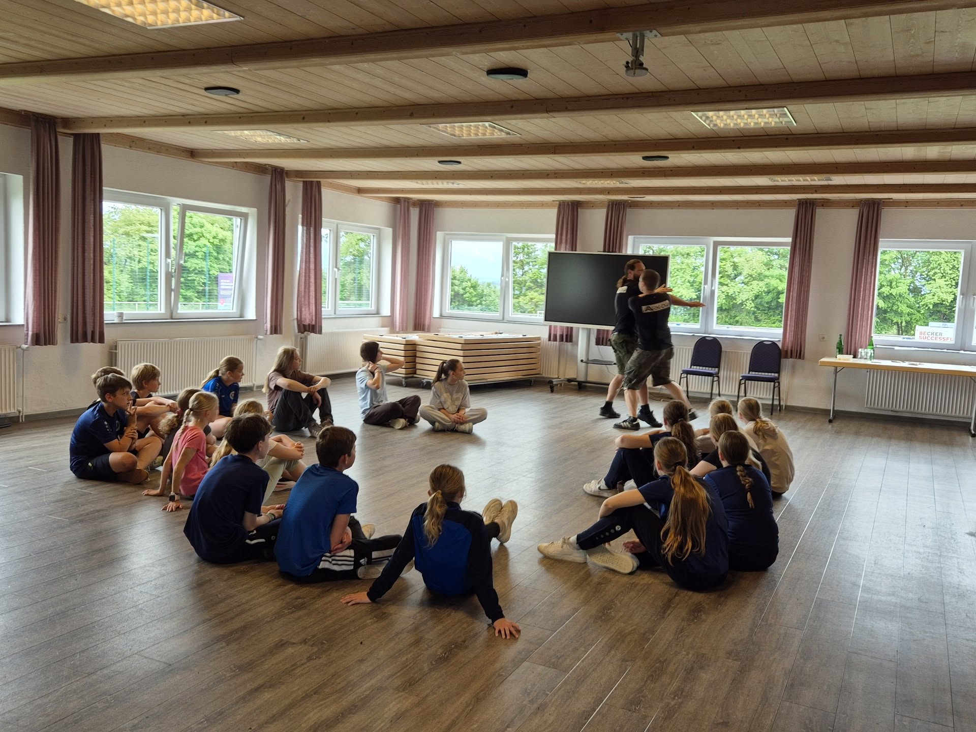 alt= Andi und René zeigen jugendlichen, wie Selbstverteidigung funktioniert