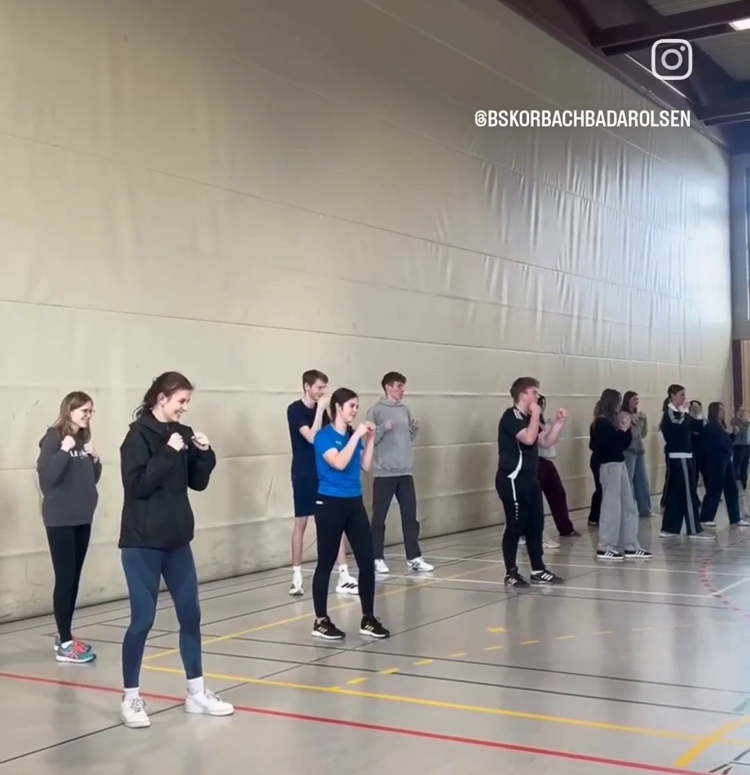 Schülerinnen und Schüler erhalten Tipps von den erfahrenen Kampfkunst-Lehrern Andi und René für Prävention, Selbstbehauptung und Selbstverteidigung