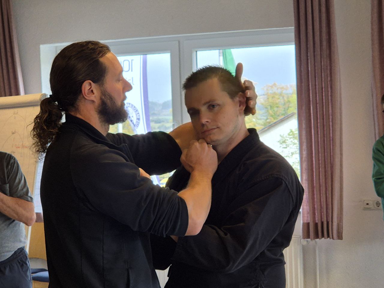 Andi demonstriert Nervendruckpunkt mit René Andi demonstriert Nervendruckpunkt mit René