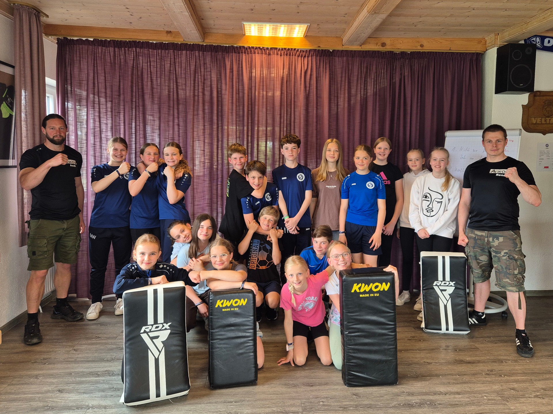 Gruppenfoto mit jugendlichen, denen Andi und René gezeigt haben, wie Selbstverteidigung funktioniert